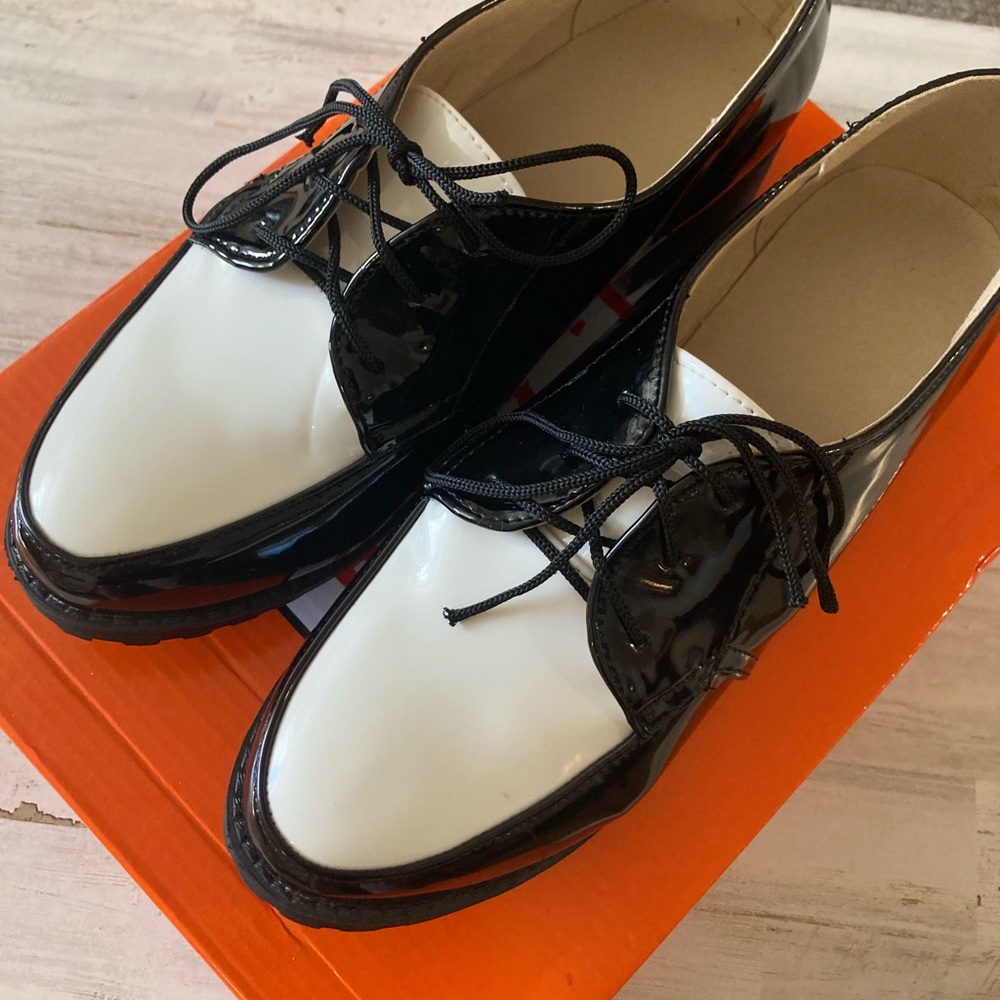 Black and white women’s loafers, brand is 40, size 8 1/2.